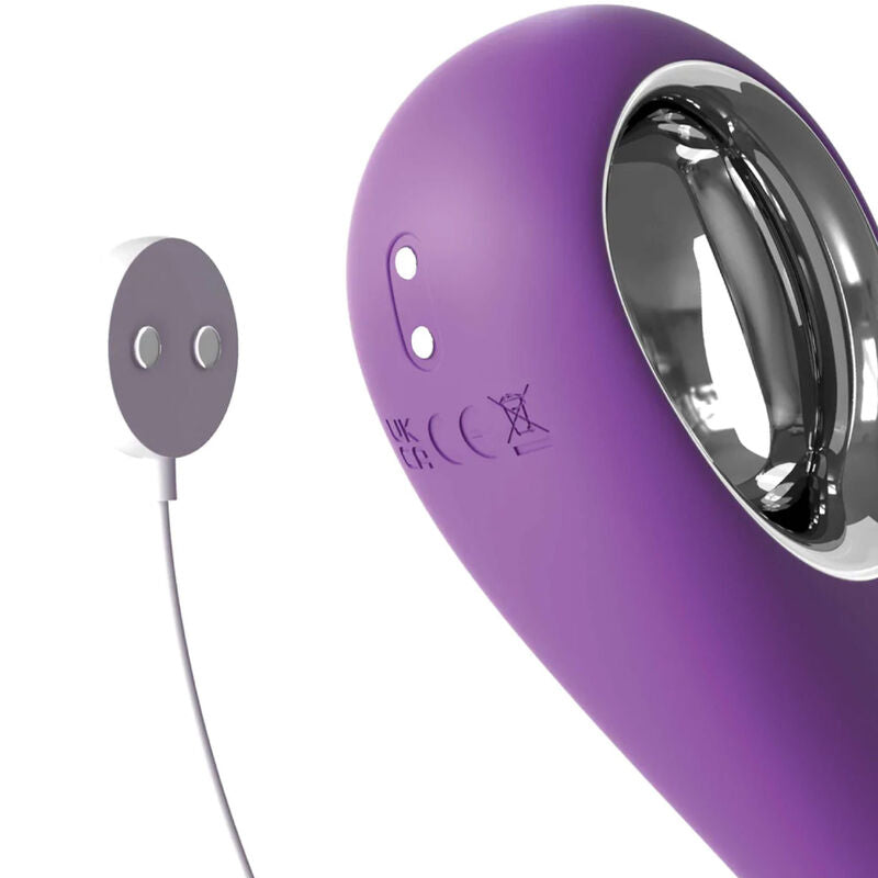 Detail du port de charge magnetique et des mentions de certification gravees sur le silicone violet
