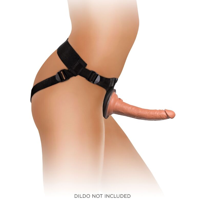 Harnais Body Dock porte de profil sur un bassin, gode silicone realiste teinte caramel fixe a la dock a succion pour un usage mains libres.