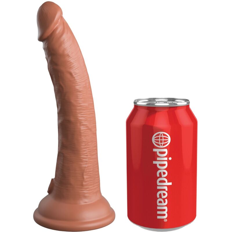 Gode silicone realiste teinte caramel a base ventouse, gland marque et veines sculptees, compare a une canette Pipedream pour la taille.