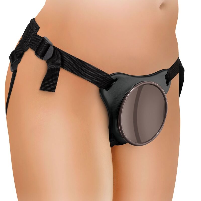 Harnais strap-on Body Dock porte de profil sur un bassin nu, plaque de fixation concave centrale et sangles reglables bien visibles.