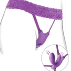 Harnais papillon G-Spot porté à la taille sur un mannequin, ceinture en dentelle violette et détail du stimulateur en médaillon
