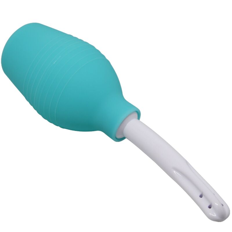 Poire de lavement anale Mr Play en caoutchouc turquoise vue couchee, grosse ampoule et longue canule perforee blanche pour une hygiene intime efficace avant les jeux anaux.