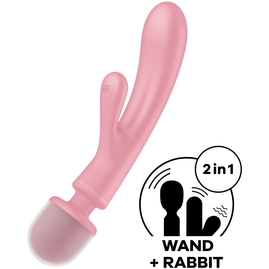 Satisfyer Triple Lover rose en vue inclinee avec pictogramme 2 en 1 wand plus rabbit, tete massante et bras lateral en silicone, double stimulation.