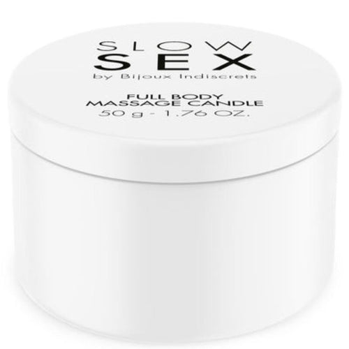 Bougie de massage Full Body Massage Candle Slow Sex Bijoux Indiscrets, pot blanc et couvercle rond pose a cote, bougie soin corps coco 50 g sur fond blanc