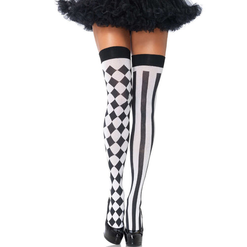 Bas cuissardes au motif arlequin losange noir et blanc portes sous un tutu, jambes gainees avec plateformes, nylon graphique Leg Avenue pour soiree costumee en taille unique.