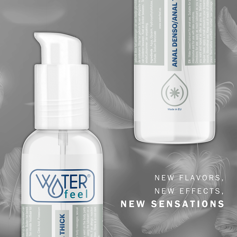 Gros plan du flacon Waterfeel anal denso anal sur fond gris plumes, lubrifiant base eau a texture epaisse, nouvelles sensations pour usage intime