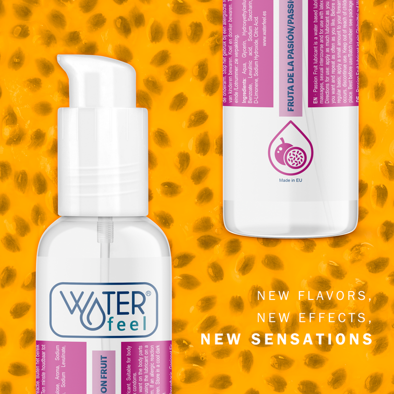 Gros plan du flacon Waterfeel fruta de la pasion sur fond orange graines, lubrifiant gourmand base eau, nouvelles sensations savoureuses intimes