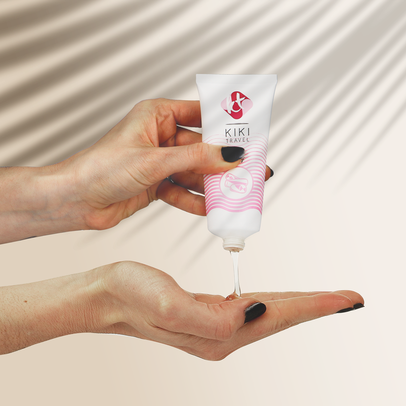 Demonstration du lubrifiant Kiki Travel saveur bonbon verse sur une main, texture fluide base eau longue duree, formule vegan a l'aloe vera sans sucre ni paraben.
