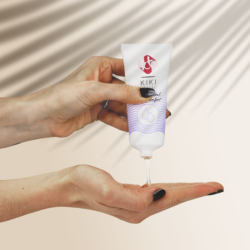 Demonstration du lubrifiant Kiki Travel confort naturel verse sur une main, texture fluide base eau hydratante longue duree, formule vegan a l'aloe vera sans sucre.