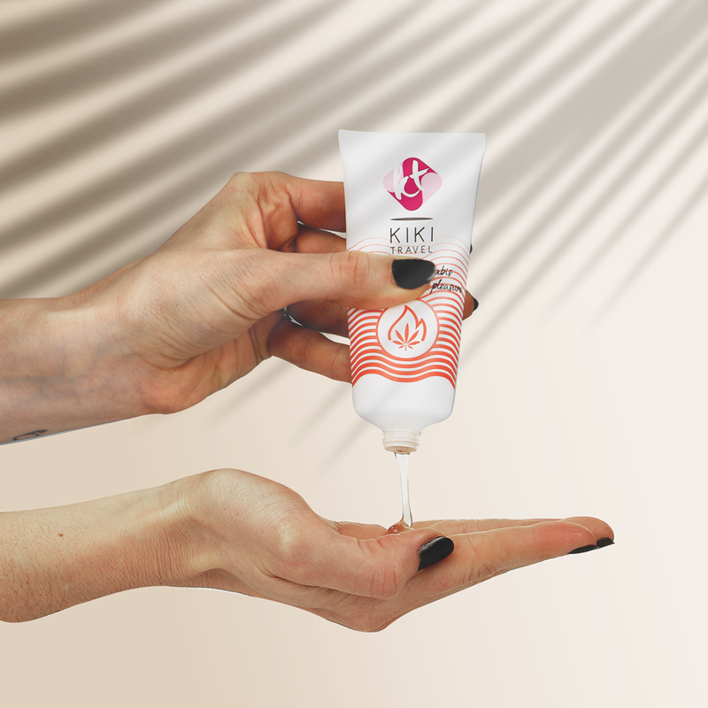Lubrifiant Kiki Travel arome cannabis chauffant tenu en main au-dessus de la paume, format compact base eau effet chaleur, formule vegan a l'aloe vera sans sucre ni paraben.