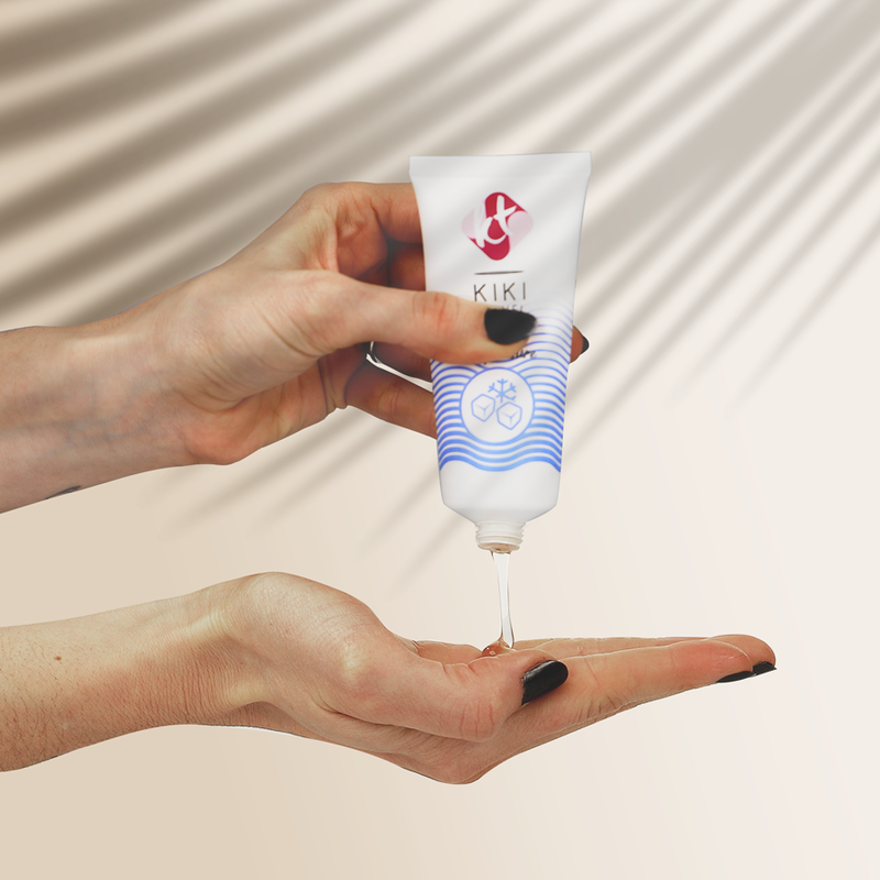 Demonstration du lubrifiant Kiki Travel effet refroidissant verse sur une main, texture fluide base eau longue duree, formule vegan a l'aloe vera sensation de fraicheur.