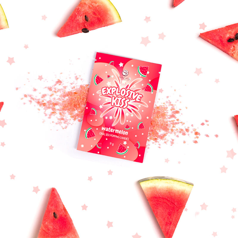 Sachet de bonbons explosifs pasteque entoure de tranches de pasteque et de poudre petillante rouge. Friandise coquine effervescente pour pimenter les jeux oraux.