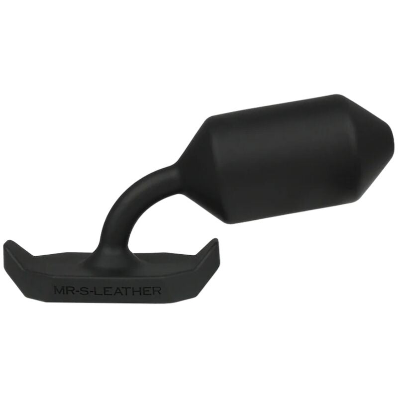 Plug anal WMCEBP ElectraStim x Mr S Leather couche montrant la base souple a ailettes gravee, plug silicone lourd bipolaire pour electrostimulation interne assise.