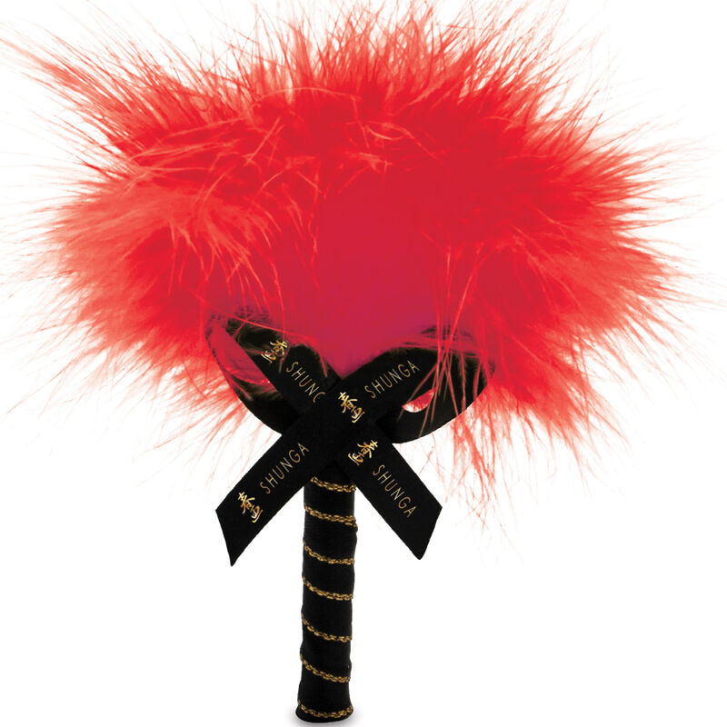 Pinceau plume de massage Shunga rouge avec manche ruban noir, accessoire plumeux pour appliquer la poudre comestible fraise et caresser la peau lors d'un massage sensuel.