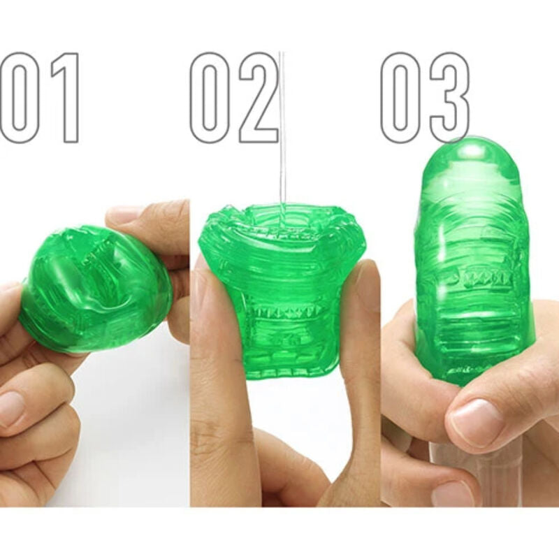 Trois vues du dé Tenga Uni Émeraude vert tenu entre les doigts, illustrant la souplesse de l'élastomère et l'usage au doigt de ce masturbateur unisexe compact.