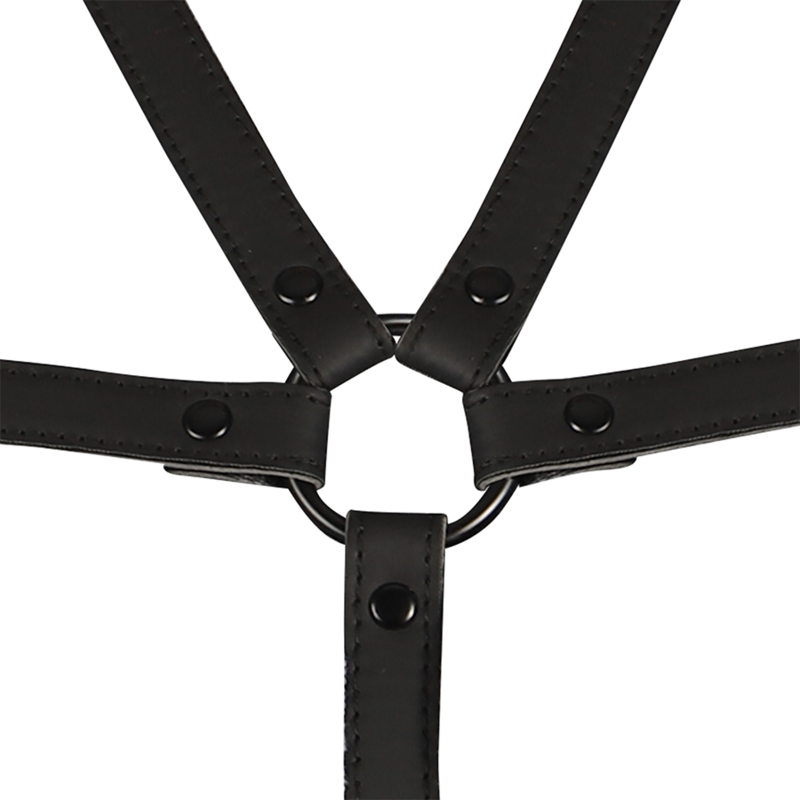 Detail du harnais Fetish Submissive cuir synthetique avec anneau metal central et boutons-pression, jonction des sangles du harnais bondage pose a plat sur fond blanc