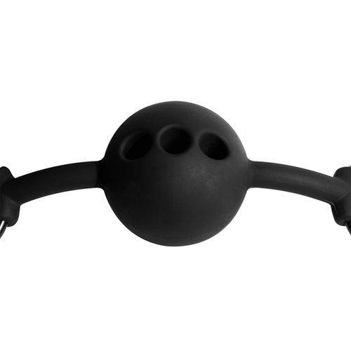 Gros plan sur la boule en silicone noir percee de trous d'aeration du baillon Fetish Submissive, surface respirante plus hygienique que l'ABS pour les dents