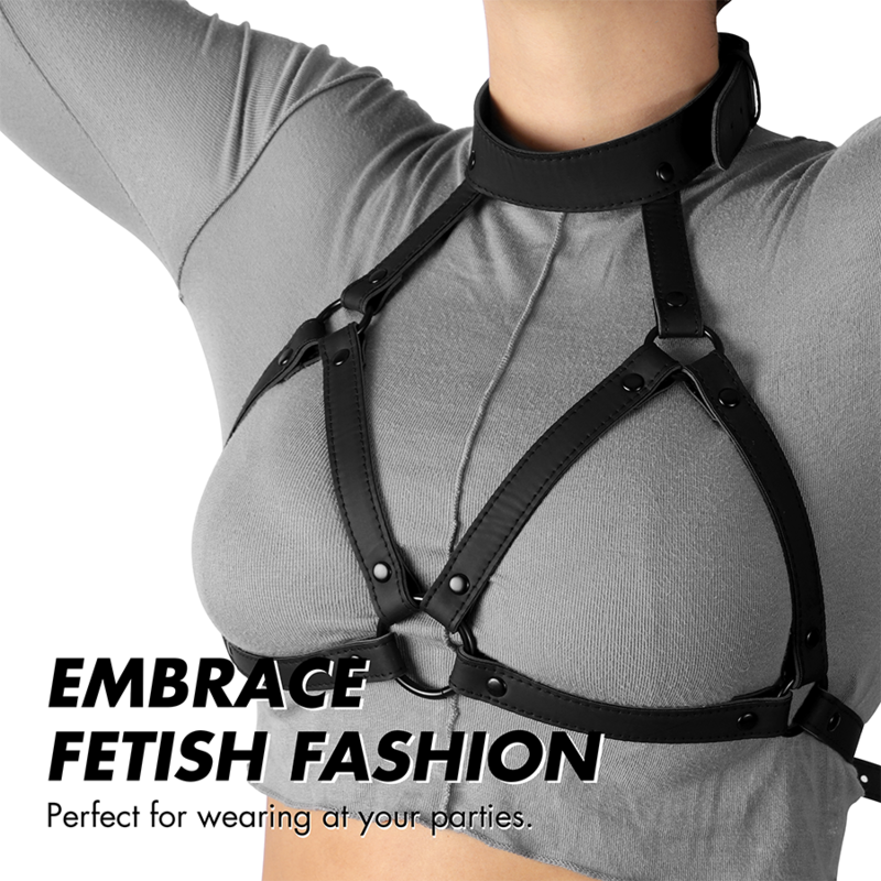 Harnais de poitrine Fetish Submissive porte par-dessus un haut moulant gris, sangles cuir structurant le buste et collier integre, look fetichiste a porter en soiree
