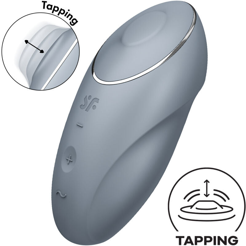 Vibromasseur Tap & Climax 1 gris incliné avec zoom sur la zone de tapotement et pictogramme Tapping. Double moteur Satisfyer, silicone doux étanche.