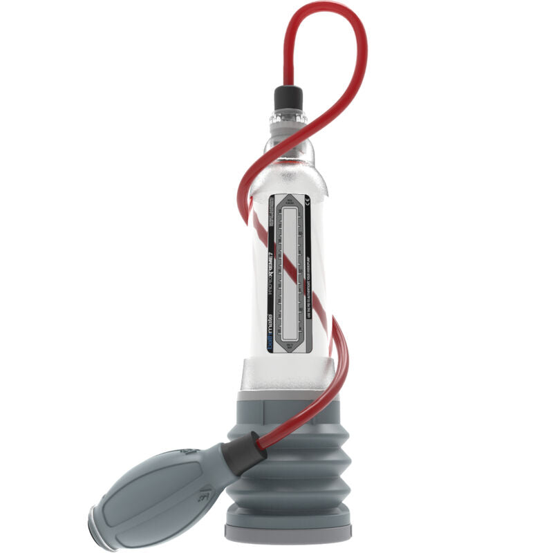 Pompe penienne hydraulique Bathmate Hydroxtreme 7 transparente avec poire de pompage rouge et soufflet gris, vue de profil pour force d'aspiration controlee a l'eau