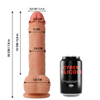 Schema dimensionnel du gode realiste Cyber Silicock Freeman face a une canette, longueur 20 cm et diametres indiques, silicone chair avec gland et testicules.