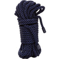 Corde japonaise Admiral pour shibari, fibres bleu marine torsadees enroulees en faisceau sur fond blanc, corde douce et resistante pour le bondage et la contrainte.
