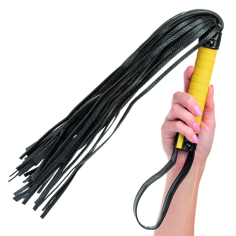 Martinet flogger en cuir vegan — détail texture surface
