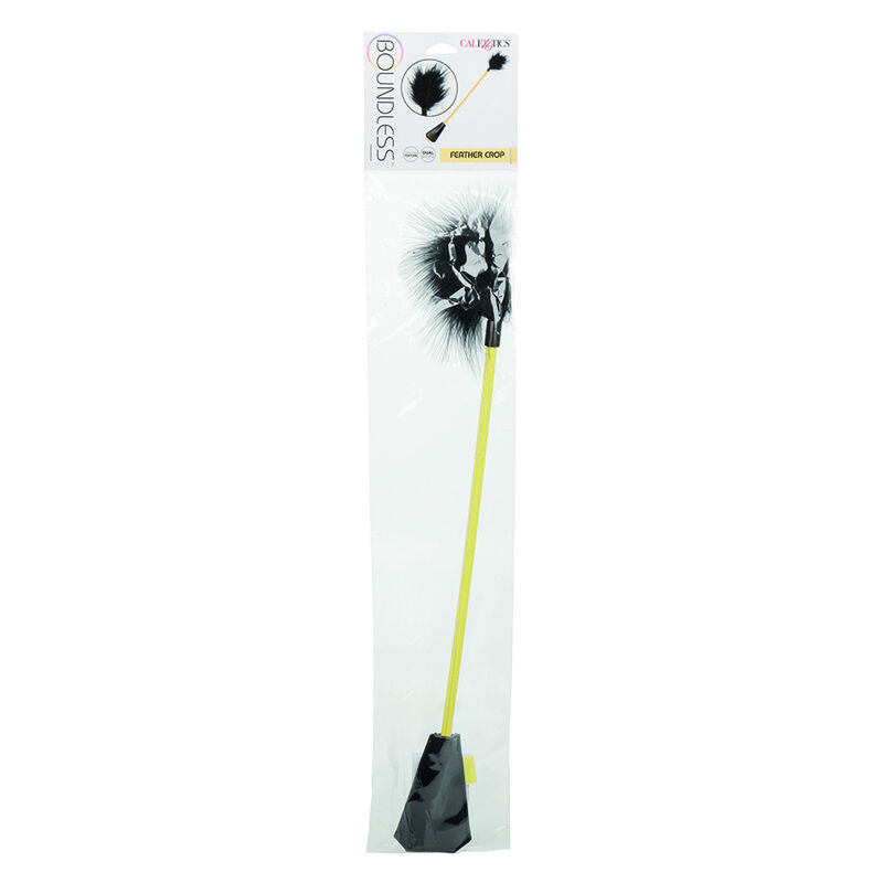 Cravache Boundless presentee dans son emballage blister, manche jaune et touffe de plumes noires visibles, accessoire de chatouille pour jeux de complicite.