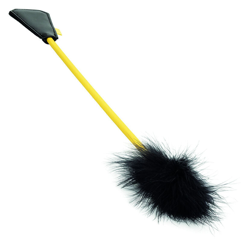 Cravache plumes Boundless double fonction, manche jaune surmonté d'une houppe de fausse fourrure noire, accessoire BDSM de 53,25 cm pour caresses et chatouilles.
