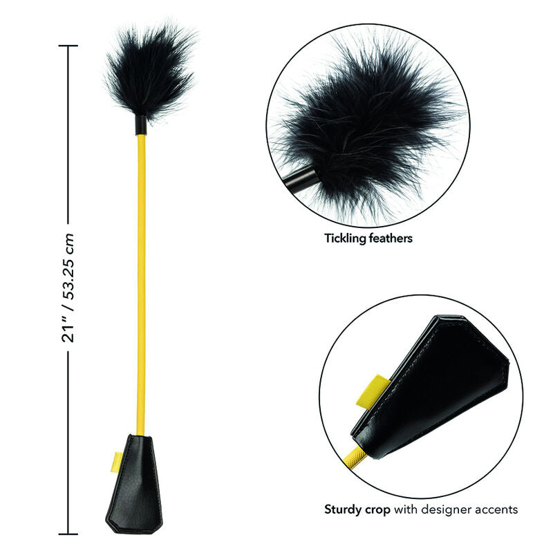 Schema cote de la cravache Boundless indiquant 53,25 cm, vues detaillees du plumet chatouilleur et de l'embout cuir, accessoire BDSM double fonction sensoriel.