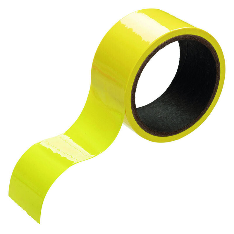 Ruban de bondage Boundless jaune partiellement deroule, vinyle souple et elastique adherant a lui-meme, accessoire BDSM durable pour ligotage sans colle.