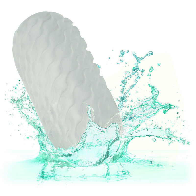 Masturbateur Boundless translucide CalExotics presente dans une eclaboussure d'eau, illustrant son etancheite et son entretien facile, stroker reversible souple texture de vaguelettes