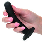 Sonde courbe du kit Boundless tenue en main avec ongles roses, pour l'échelle