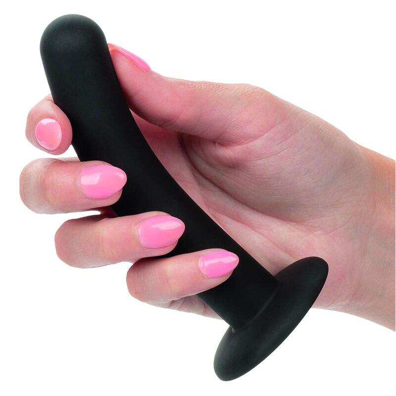 Sonde courbe du kit Boundless tenue en main avec ongles roses, pour l'échelle