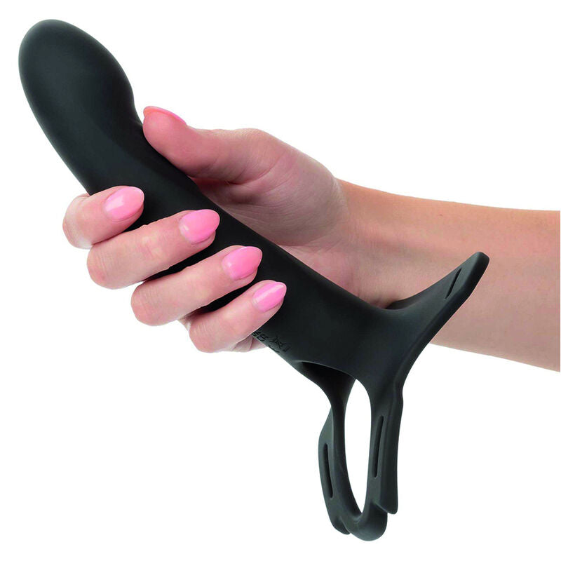 Sonde du harnais Boundless tenue en main avec ongles roses, plaque à sangles visible