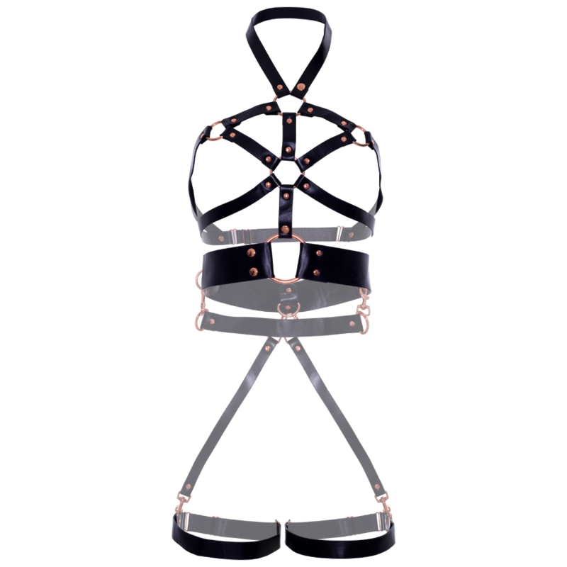 Harnais noir presente a plat, collier au cou, large ceinture clouee, anneaux et sangles de cuisse avec details rose dore sur fond blanc.