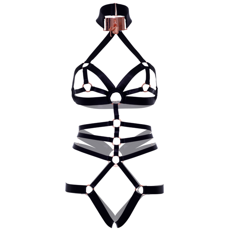 Harnais teddy noir en lanieres presente a plat, collier rigide a boucle, anneaux metalliques et structure de bretelles avec string.