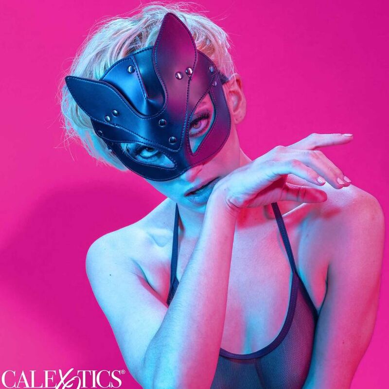 Modele en lingerie portant le masque chat Euphoria sous lumiere neon, oreilles felines noires et pose mysterieuse, accessoire fetichiste de jeu de role.