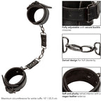 Manchettes de cheville Euphoria annotées : boucles sécurisées ajustables, mousquetons pivotants pour la chaîne, intérieur velours doux et extérieur cuir végétalien, circonférence maximale 25,5 cm.