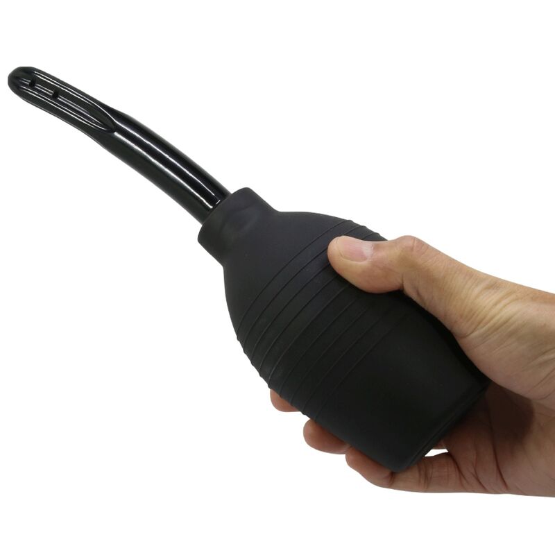 Poire de lavement anale Mr Play en silicone noir tenue en main, pression de l'ampoule cannelee et canule souple, accessoire d'hygiene intime grande capacite avant le jeu anal.