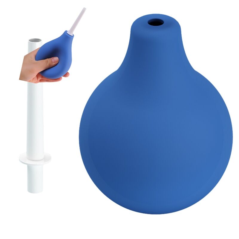 Douche anale Mr Play bleue avec buse fine blanche detachee tenue en main, ampoule a presser et ouverture de remplissage, accessoire d'hygiene intime simple a nettoyer.