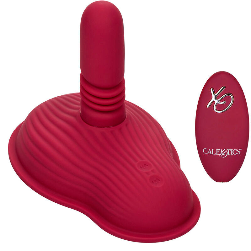 Télécommande ovale rouge foncé du Rider Massager, logo XO argenté et marque CalExotics imprimée.