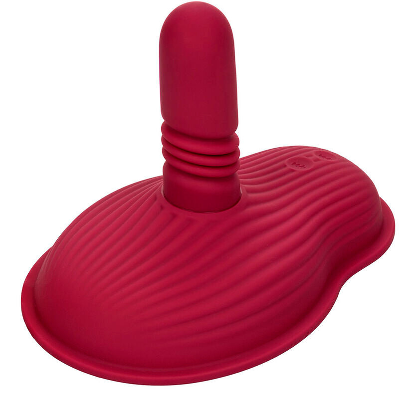 Rider Massager rouge foncé vu en angle, base striée en forme de coquillage et tige centrale à anneaux extensibles.