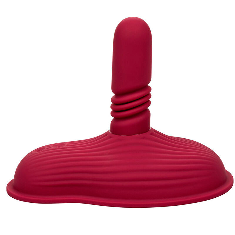 Rider Massager rouge foncé vu de profil en angle, plis de la tige extensible bien visibles sous l'embout arrondi.