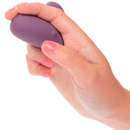 Stimulateur Mod Touch violet tenu en main, démonstration de la prise en paume avec bouton visible sous le pouce.