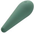 Stimulateur Mod Chic vert sauge vu en angle, silhouette conique effilée à pointe fine et base arrondie.