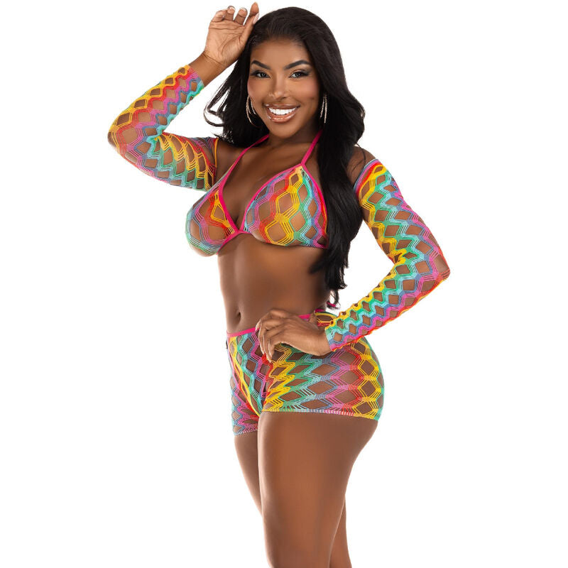 Modele portant le haut resille arc-en-ciel a manches longues et mini-short, maille ecailles coloree ajouree, allure beachwear festive.