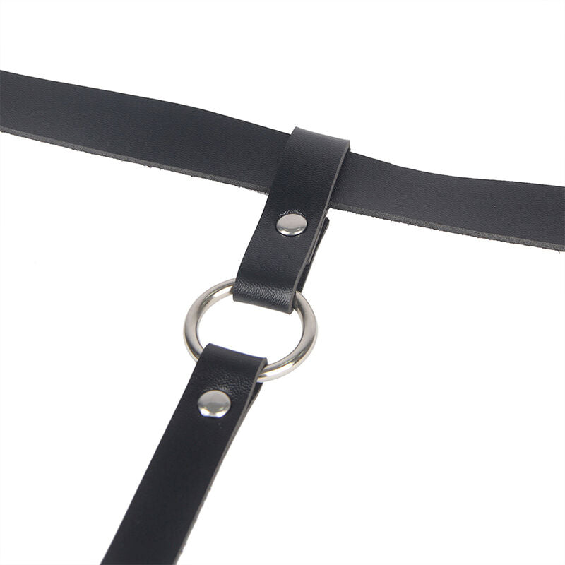 Harnais de jambe à chaînes en cuir noir — détail texture surface