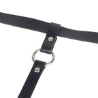Harnais de jambe à chaînes en cuir noir — détail texture surface