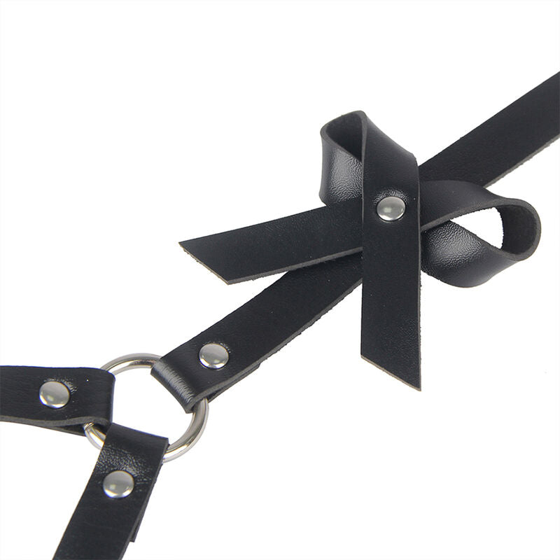 Detail du noeud en cuir et de l anneau metal du harnais de taille et de jambes Subblime, assemblage des lanieres noires graines et boutons-pression, gros plan produit sans modele.